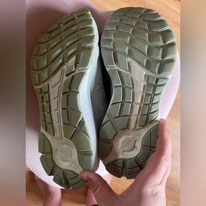 Women’s Size 8 under armor sneakers